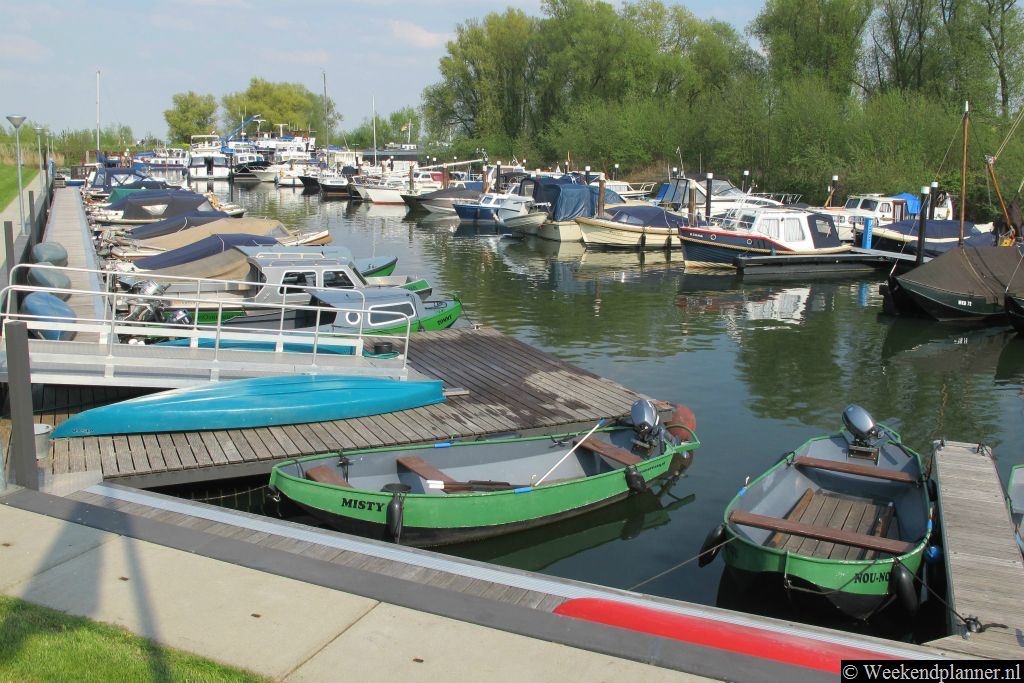 Bij Café Oversteeg in Werkendam, tegenover Hotel de Brabantse Biesbosch, kun je boten huren.  Adres: Spieringsluis 5, Werkendam, Tel: 0183-501633
